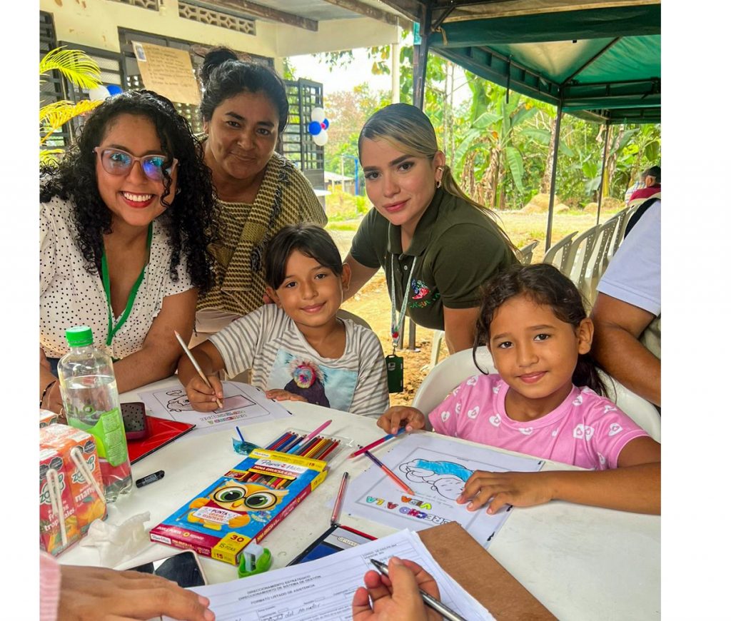 Entrega de parque infantil y jornada de uso eficiente del agua en el barrio Portal Amazónico